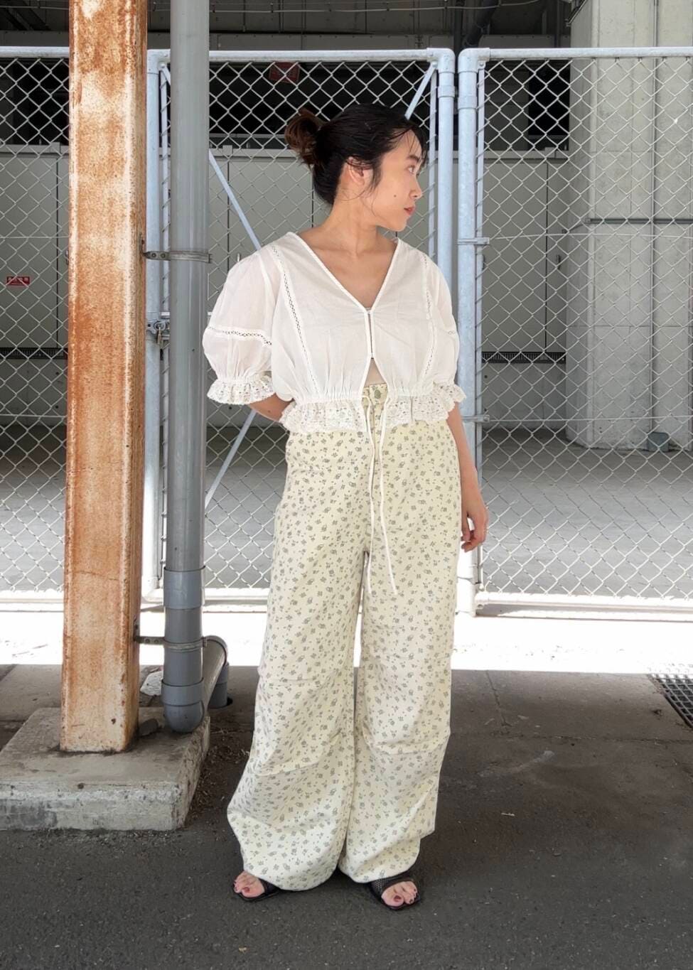「カジュアル、サンダル、キャップ、KBF、カットソー、パンツ、低身長、フリル、フレアデニム、カラーコーデ、フリルブラウス、ロゴキャップ、ドロストパンツ、フラワーパンツ、骨格ストレート」｜「KBFのフラワープリントドロストパンツ（その他パンツ、ホワイト系）」を使った、IMOKOさん（レディース・148cm）の春コーディネートの4枚目の写真