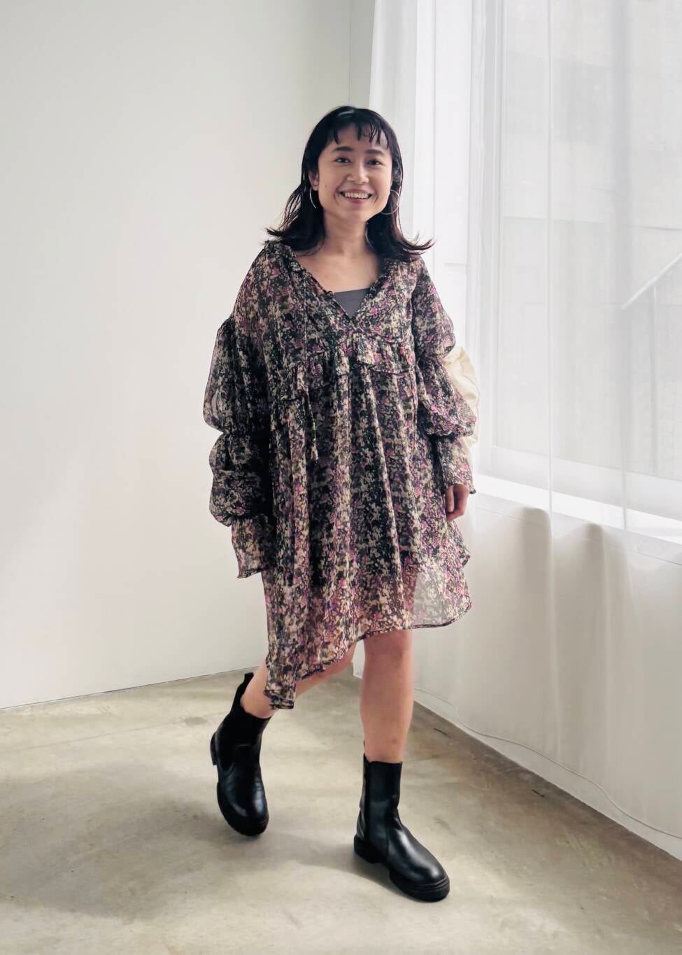 「ショートブーツ、花柄、KBF、シアー、低身長、春コーデ、チュニック、フラワー、ビックバック、春スタイル、春カラーコーデ、骨格ストレート、ショルダーバック、即戦力ブラウスコーデ、ストレート×低身長」｜「KBFのビッグショルダーギャザーBAG（ショルダーバッグ、ホワイト系）」を使った、IMOKOさん（レディース・148cm）の春コーディネートの2枚目の写真