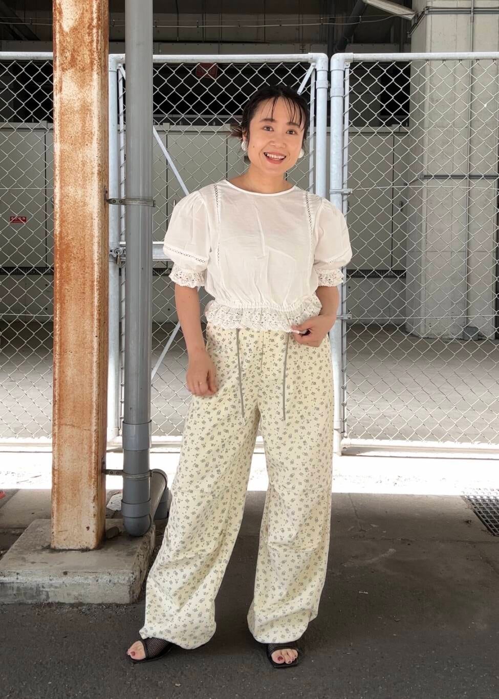「カジュアル、サンダル、キャップ、KBF、カットソー、パンツ、低身長、フリル、フレアデニム、カラーコーデ、フリルブラウス、ロゴキャップ、ドロストパンツ、フラワーパンツ、骨格ストレート」｜「KBFのフラワープリントドロストパンツ（その他パンツ、ホワイト系）」を使った、IMOKOさん（レディース・148cm）の春コーディネートの5枚目の写真