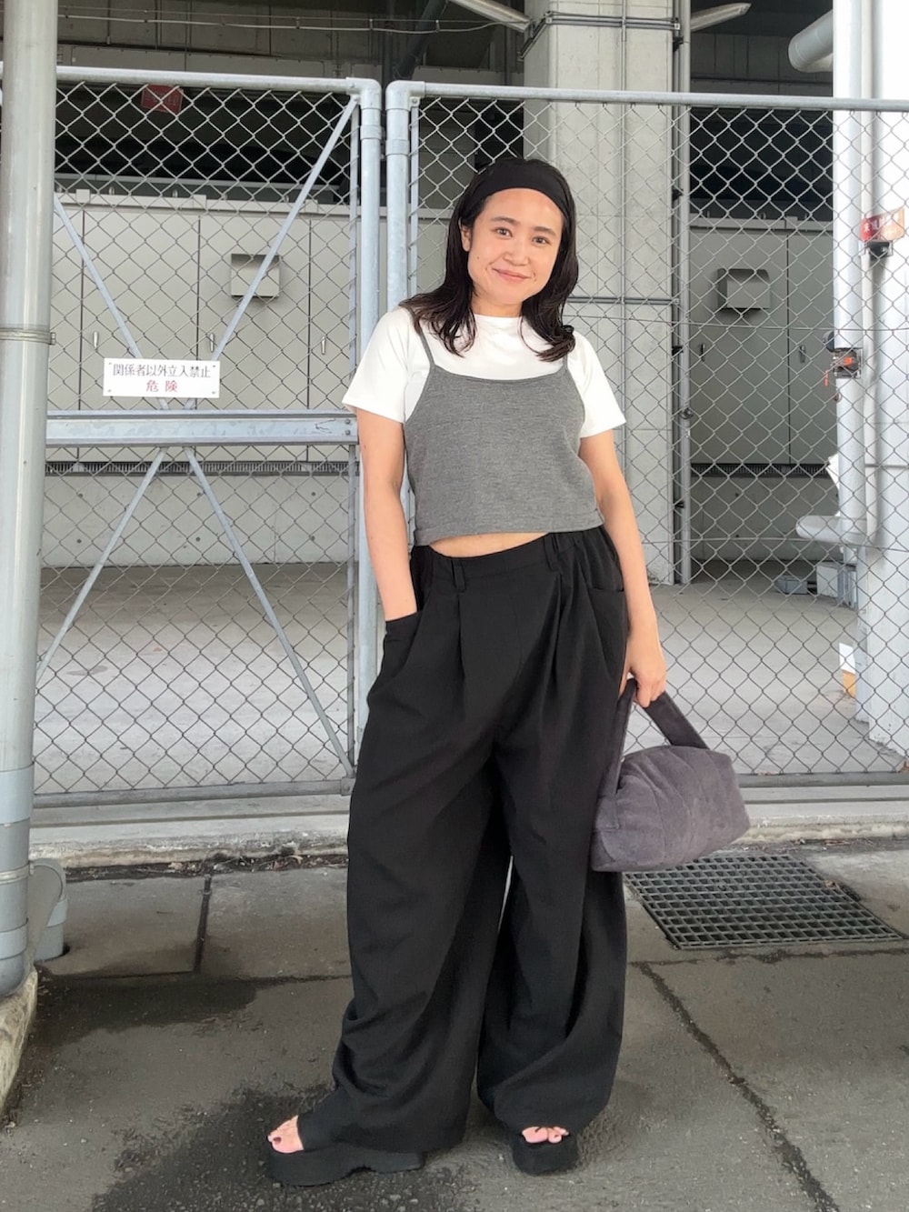 ホワイト系のTシャツ/カットソー、イエロー系のその他パンツ、グレー系のカーディガン/ボレロを着用したレディースの夏コーディネートの2枚目の写真