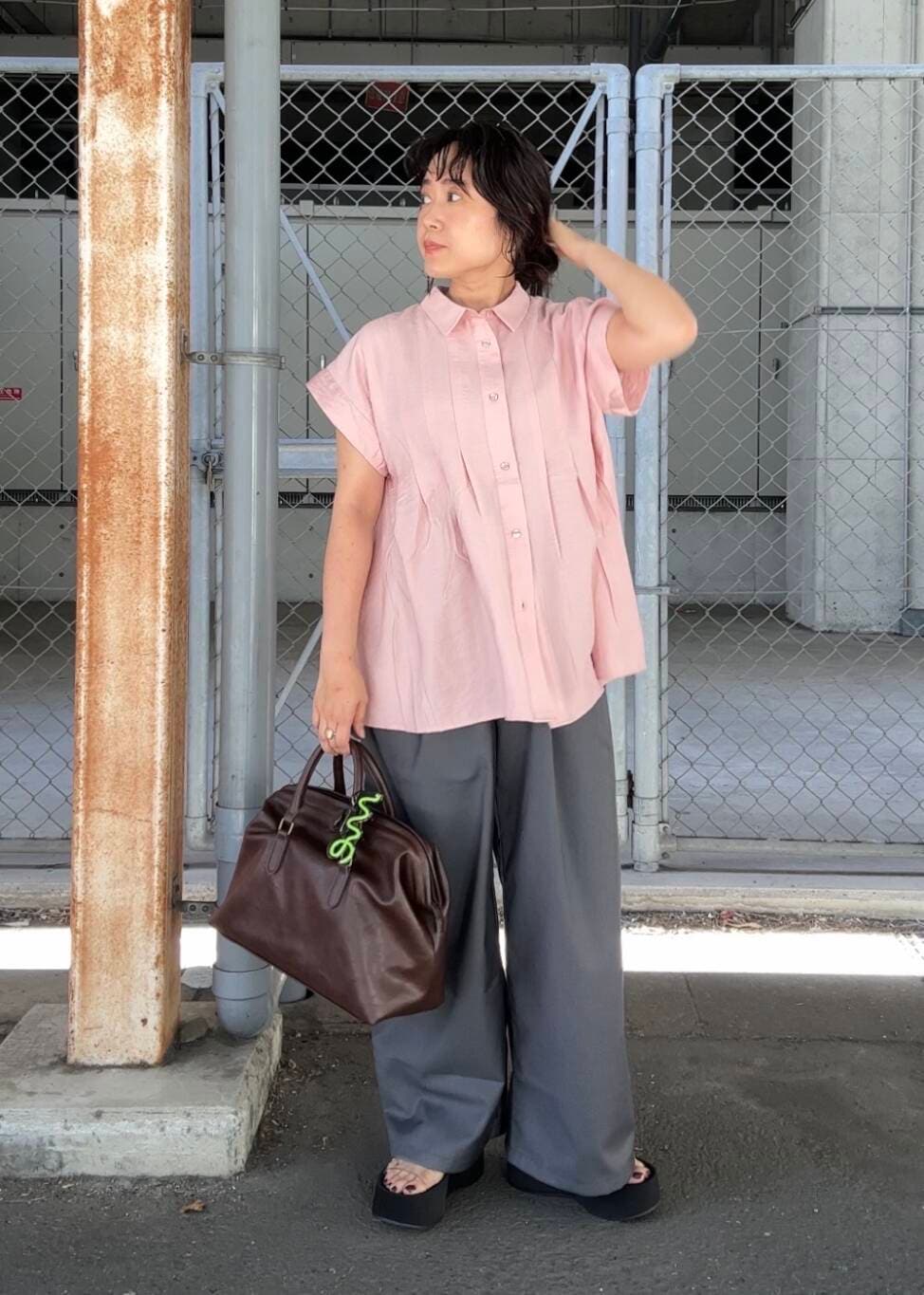 「ワイドパンツ、スラックス、ブラウス、KBF、シューズ、低身長、厚底、カラーコーデ、骨格ストレート、バック、初夏のお出かけコーデ、ボストンバック、シャツが主役の夏コーデ、sip2412、kbfで選ぶ夏」｜「KBFのスリーブレスタックフレアブラウス（シャツ/ブラウス、ピンク系）」を使った、IMOKOさん（レディース・148cm）の夏コーディネートの4枚目の写真