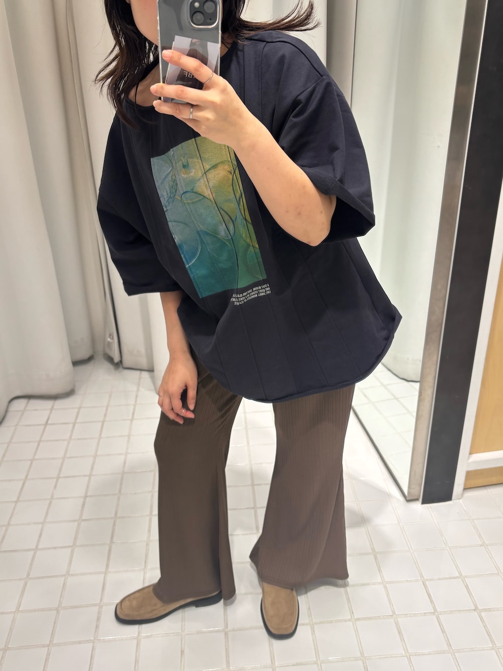 ブルー系のTシャツ/カットソー、ブラウン系のその他パンツ、ベージュ系のローファーを着用したレディースの春コーディネートの2枚目の写真