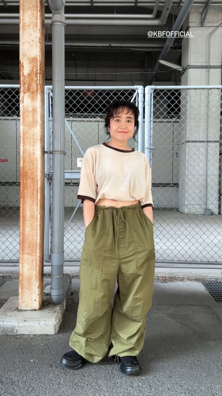「ワイドパンツ、ベロア、KBF、スリッポン、低身長、ミリタリーパンツ、骨格ストレート、初夏のお出かけコーデ、シャツが主役の夏コーデ、sip2412、kbfで選ぶ夏、リンガtee」｜「KBFのメッシュベロアリンガーTEE（Tシャツ/カットソー、ベージュ系）」を使った、IMOKOさん（レディース・148cm）の夏コーディネートの2枚目の写真