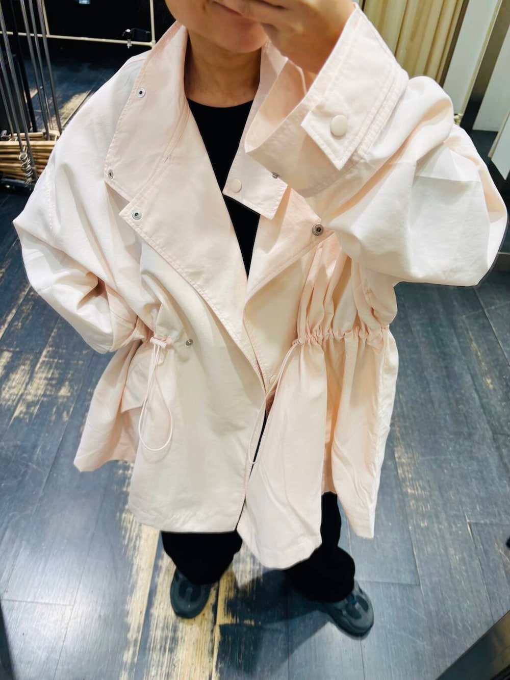 「オールインワン、モノトーン、KBF、シューズ、低身長、スプリングコート、楽ちんスタイル、春スタイル、ストレート×低身長、sip2412、先取り春色トップスコーデ」｜「KBFの2WAYベロアオールインワン（サロペット/オーバーオール、ブラック系）」を使った、IMOKOさん（レディース・148cm）の冬コーディネートの4枚目の写真