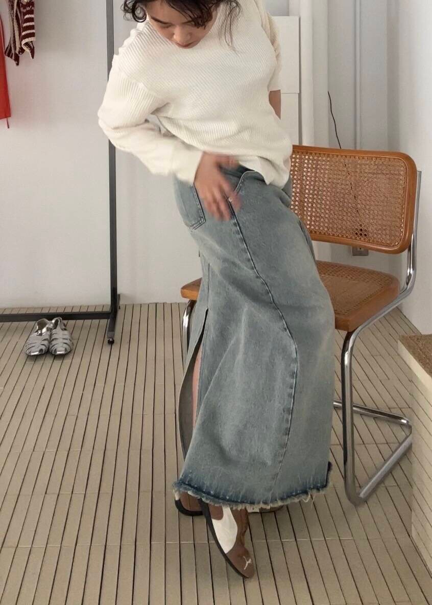 「デニム、ジャケット、メガネ、Tシャツ、オーバーサイズ、フリンジ、KBF、ワッフル、低身長、デニムスカート、春コーデ、台形スカート、プーマ、春スタイル、春カラーコーデ」｜「KBFのバックスリットデニムスカート（スカート、ブルー系）」を使った、IMOKOさん（レディース・148cm）の春コーディネートの4枚目の写真