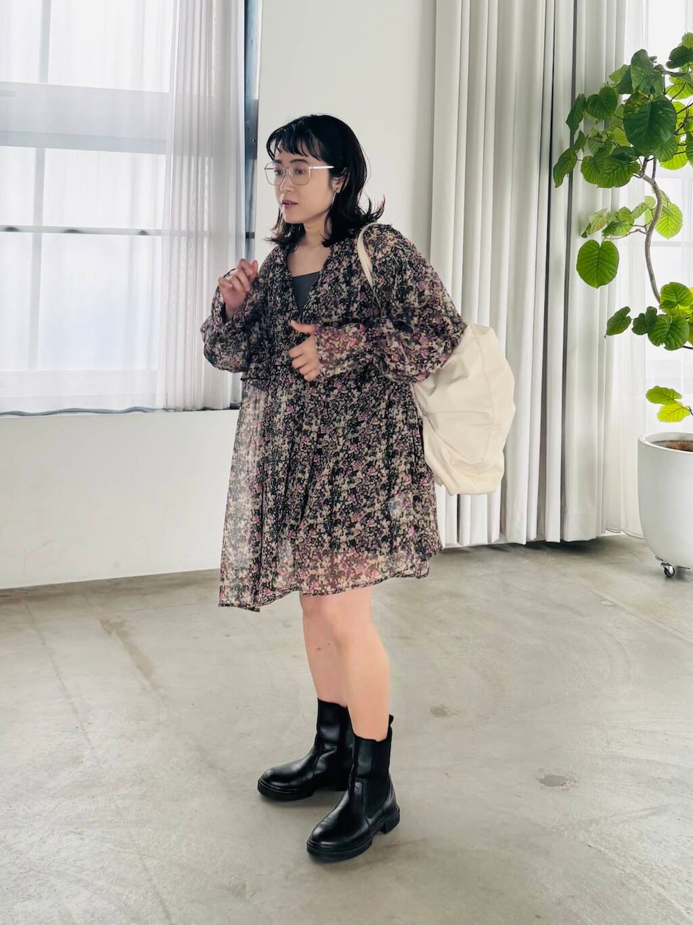 「ショートブーツ、花柄、KBF、シアー、低身長、春コーデ、チュニック、フラワー、ビックバック、春スタイル、春カラーコーデ、骨格ストレート、ショルダーバック、即戦力ブラウスコーデ、ストレート×低身長」｜「KBFのビッグショルダーギャザーBAG（ショルダーバッグ、ホワイト系）」を使った、IMOKOさん（レディース・148cm）の春コーディネートの3枚目の写真