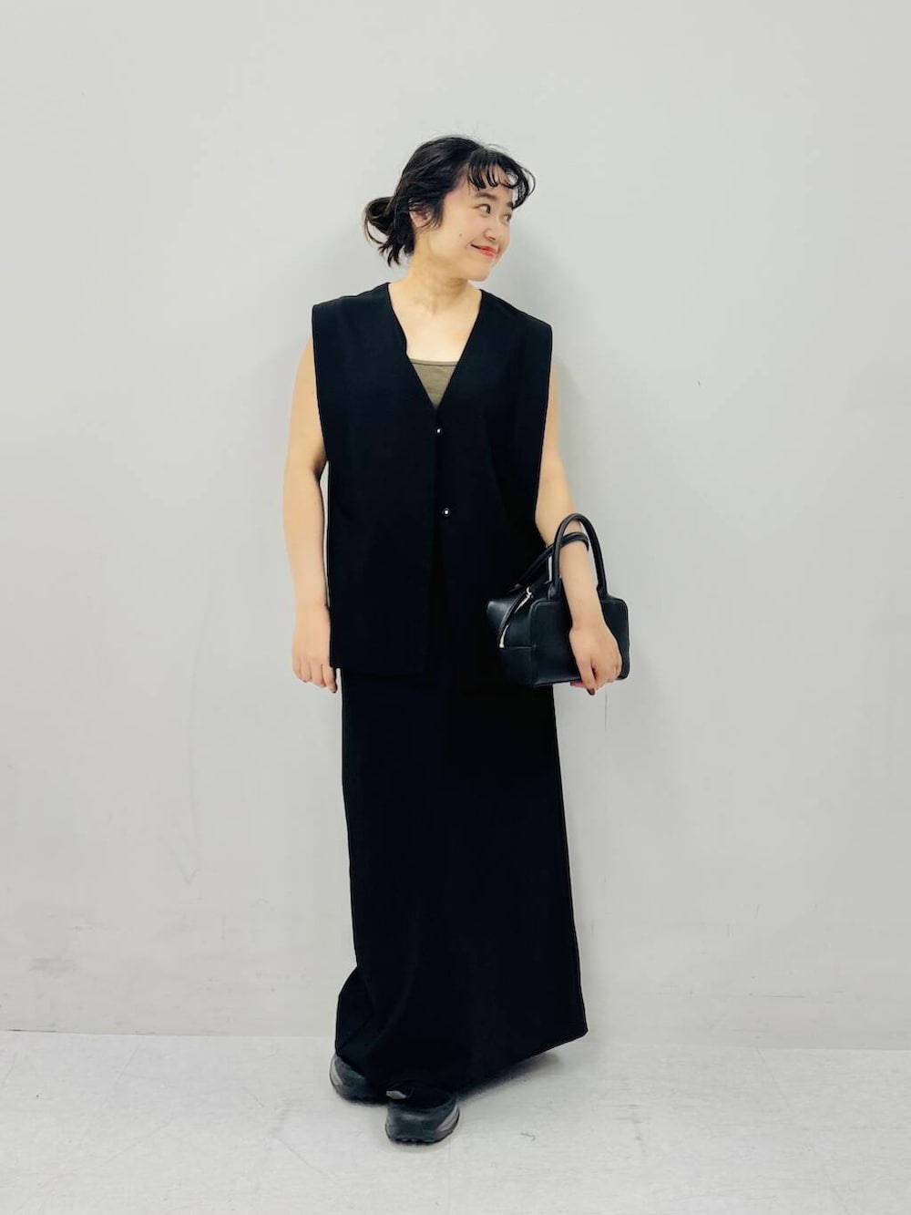 「スニーカー、セットアップ、カジュアル、モノトーン、ベスト、タイトスカート、KBF、パンツ、低身長、WEB限定、キャミ、骨格ストレート、初夏のお出かけコーデ、ストレート×低身長、sip2412」｜「KBFの『WEB限定』セパレートベストワンピース（ワンピース、ブラック系）」を使った、IMOKOさん（レディース・148cm）の春コーディネートの2枚目の写真