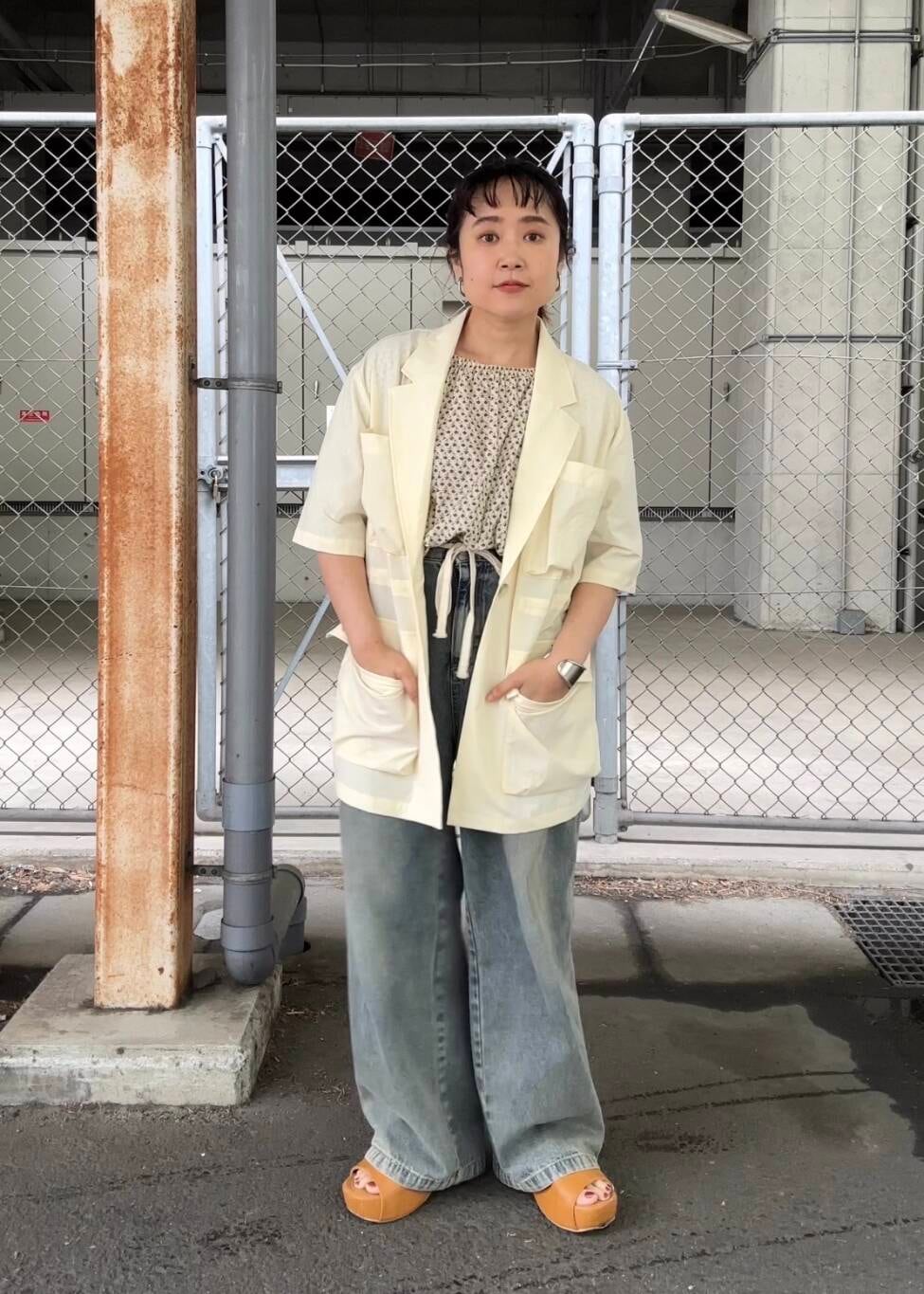 「シャツ、デニム、Tシャツ、花柄、サンダル、ブラウス、KBF、低身長、ボリューム袖、骨格ストレート、ショルダーバック、初夏のお出かけコーデ、ストレート×低身長、sip2412、トレンドシャツ」｜「KBFの『2サイズ展開』ドローストリングデニム（デニムパンツ、ブルー系）」を使った、IMOKOさん（レディース・148cm）の春コーディネートの4枚目の写真