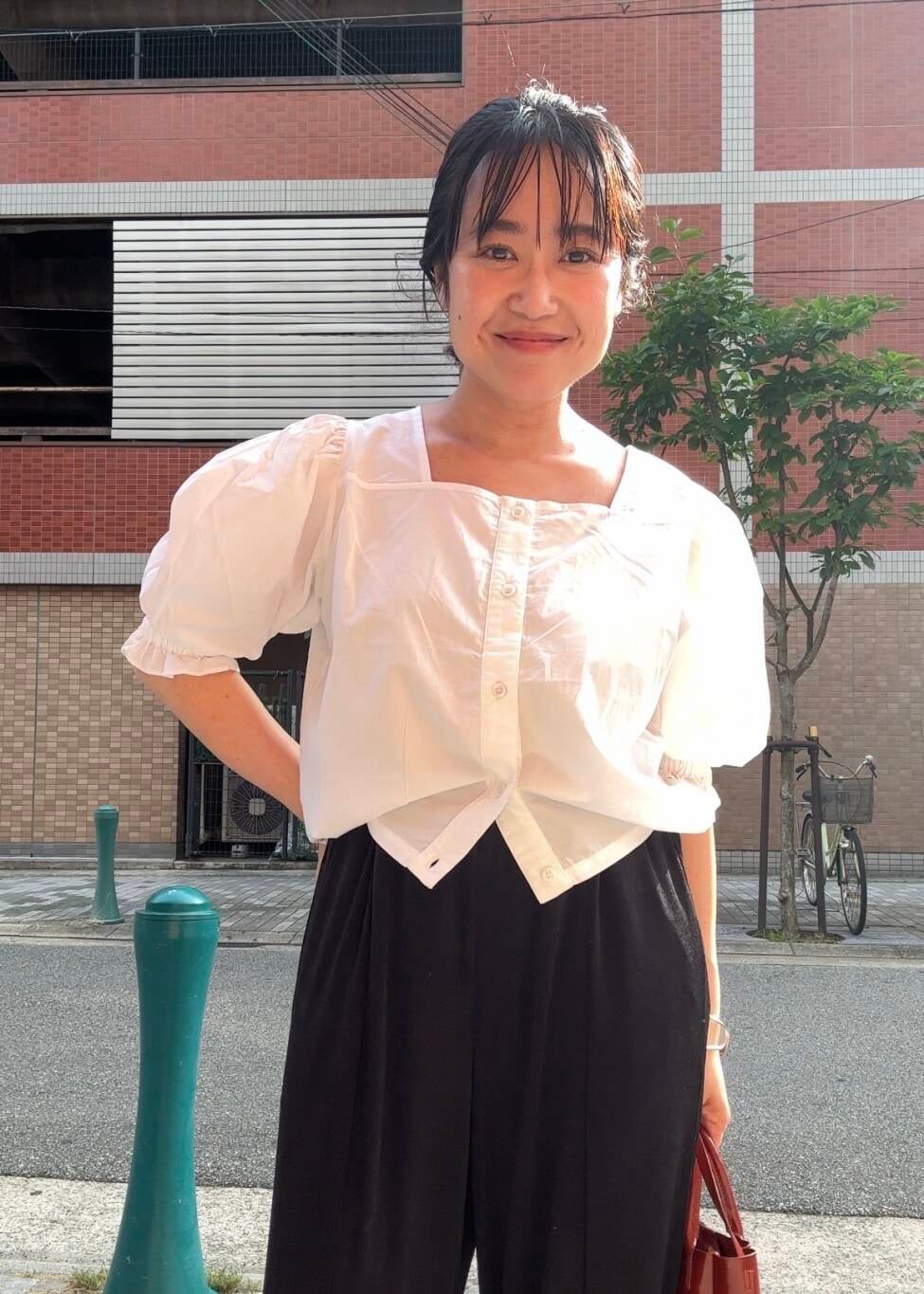 「ワイドパンツ、カジュアル、イージーパンツ、サンダル、ブラウス、KBF、パンツ、低身長、フレアパンツ、スクエアネック、骨格ストレート、ショルダーバック、初夏のお出かけコーデ、sip2412」｜「KBFのシャイニーイージーフレアパンツ（その他パンツ、ブラック系）」を使った、IMOKOさん（レディース・148cm）の夏コーディネートの4枚目の写真
