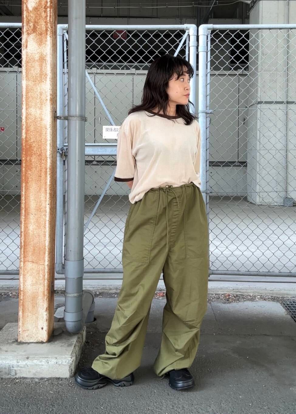 「ワイドパンツ、ベロア、KBF、スリッポン、低身長、ミリタリーパンツ、骨格ストレート、初夏のお出かけコーデ、シャツが主役の夏コーデ、sip2412、kbfで選ぶ夏、リンガtee」｜「KBFのメッシュベロアリンガーTEE（Tシャツ/カットソー、ベージュ系）」を使った、IMOKOさん（レディース・148cm）の夏コーディネートの3枚目の写真