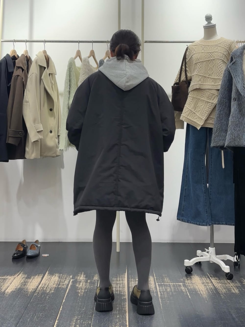 ブラック系のダウンジャケット/コート、ブラック系のダウンジャケット/コート、グレー系のパーカーを着用したレディースの冬コーディネートの3枚目の写真