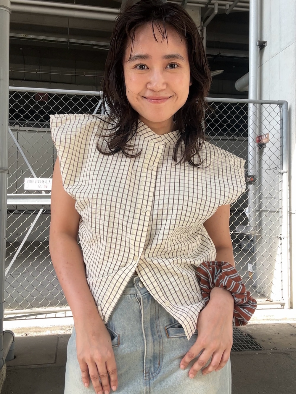 イエロー系のシャツ/ブラウス、ブルー系のデニムパンツを着用したレディースの夏コーディネートの2枚目の写真