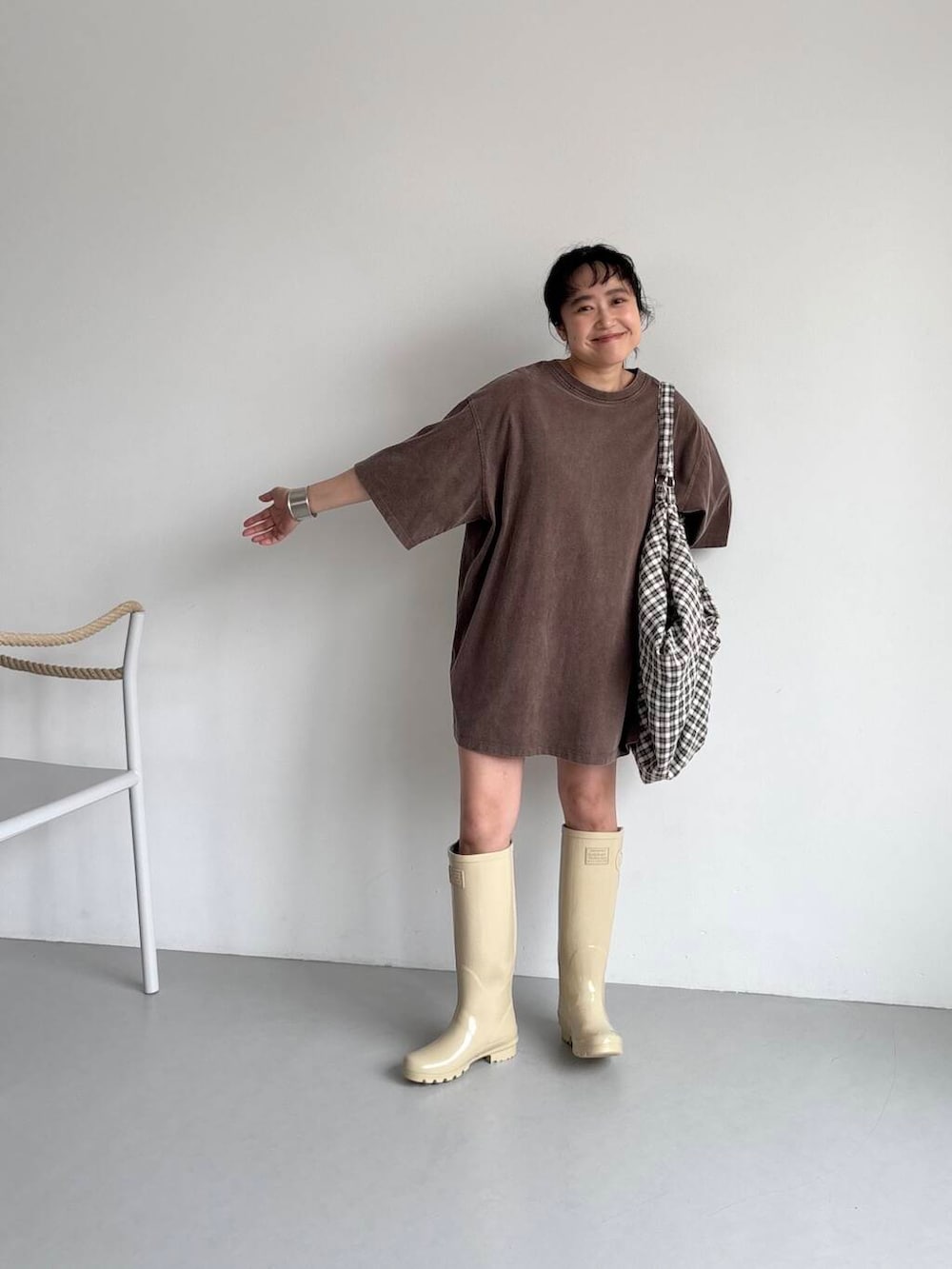「カジュアル、オーバーサイズ、KBF、ロングブーツ、低身長、ロゴtee、bigtee、tee、レインブーツ、骨格ストレート、初夏のお出かけコーデ、ストレート×低身長、sip2412、チェックバック」｜「KBFのヴィンテージライクBIGTEE（Tシャツ/カットソー、ブラウン系）」を使った、IMOKOさん（レディース・148cm）の春コーディネートの3枚目の写真