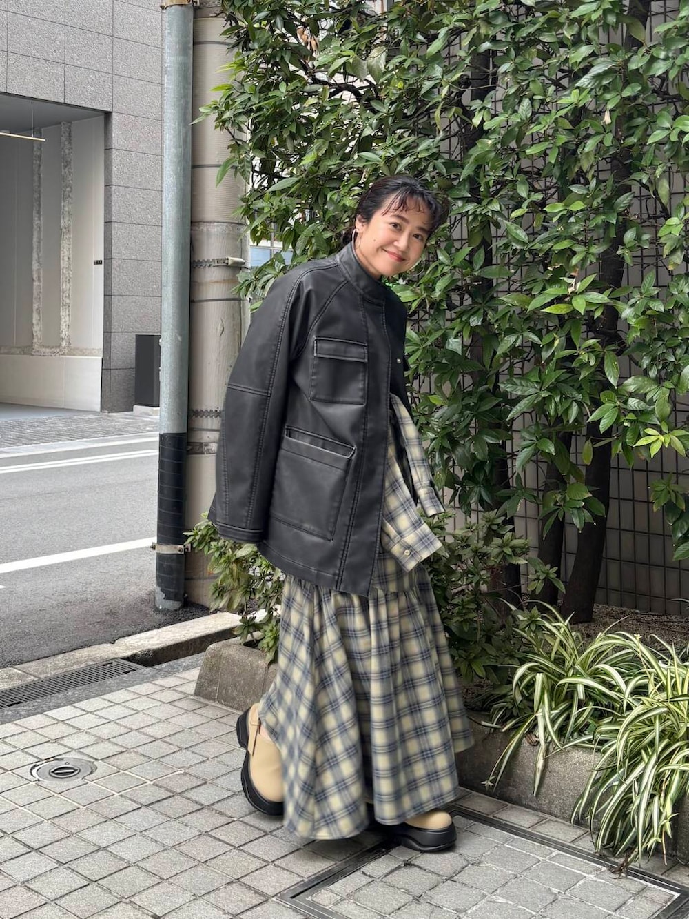 ベージュ系のサンダル、ベージュ系のスカートを着用したレディースの冬コーディネートの2枚目の写真