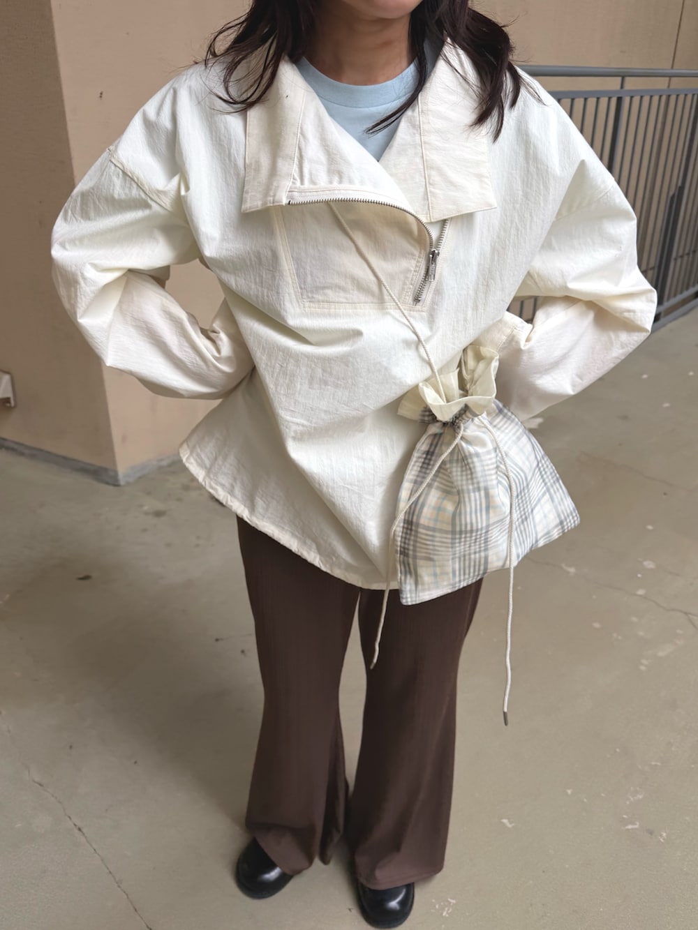 ホワイト系のその他アウター、ホワイト系のその他アウター、ブラウン系のその他パンツを着用したレディースの春コーディネートの2枚目の写真
