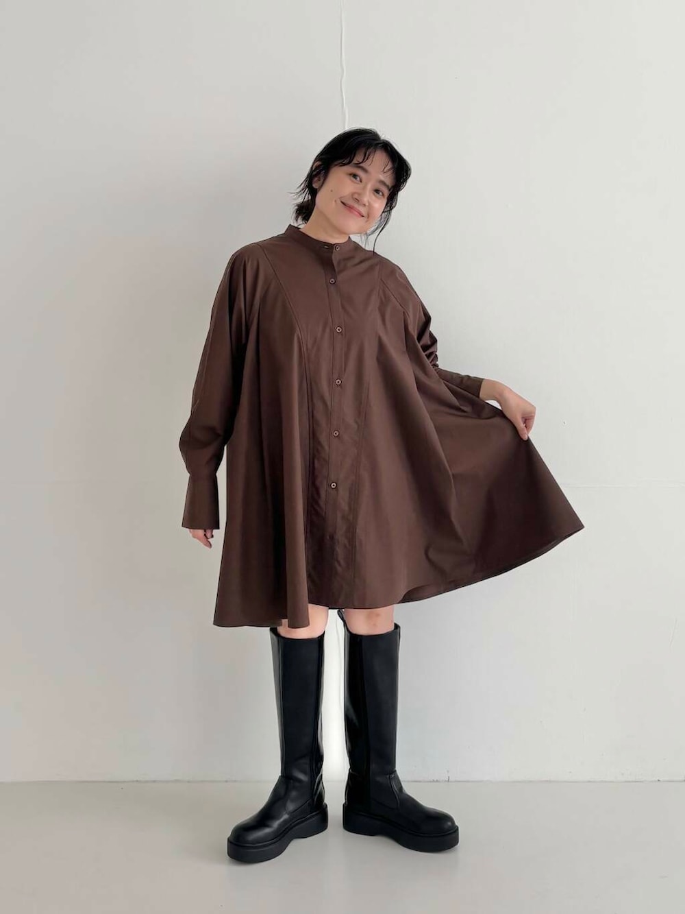 「ワンピース、KBF、ロングブーツ、低身長、フレアワンピース、ミニワンピース、初夏のお出かけコーデ、ワンピースが主役のコーデ、sip2412、kbfで選ぶ夏、夏旅コーデ、晩夏カラーコーデ」｜「KBFのWIDEフレアミニシャツワンピース（ワンピース、ブラウン系）」を使った、IMOKOさん（レディース・148cm）の夏コーディネートの2枚目の写真