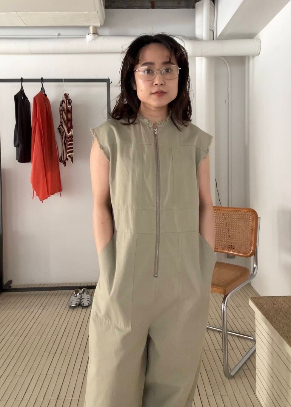 「Tシャツ、オーバーサイズ、ボーダー、KBF、オーバーオール、ニット帽、低身長、春コーデ、ショートパンツ、春スタイル、春カラーコーデ、骨格ストレート、春アウターコーデ、ストレート×低身長、sip2412」｜「KBFのフロントZIPジャンプスーツ（サロペット/オーバーオール、グリーン系）」を使った、IMOKOさん（レディース・148cm）の春コーディネートの2枚目の写真