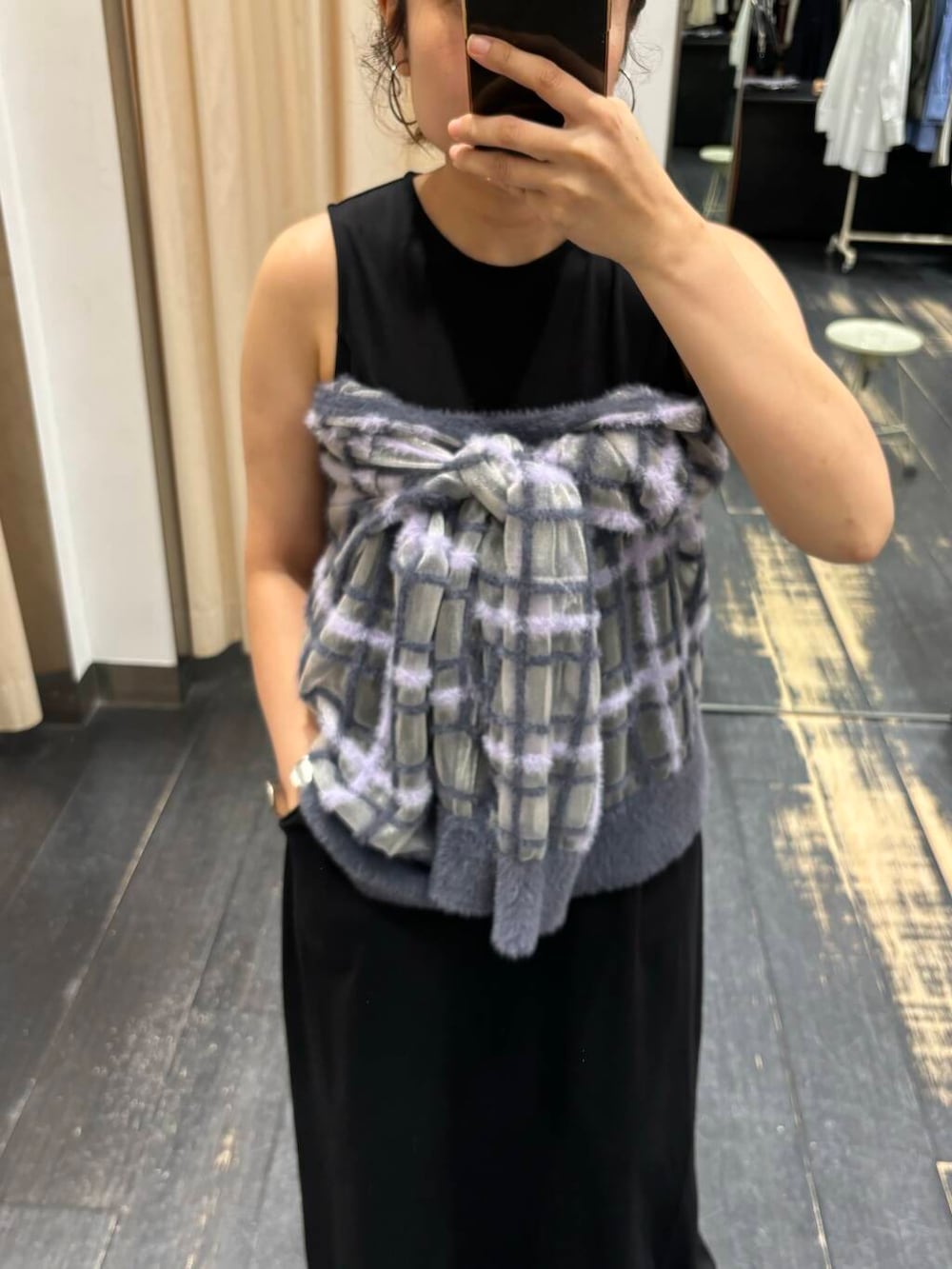 グレー系のニット/セーター、グレー系のブーツ、ブラック系のワンピースを着用したレディースの夏コーディネートの3枚目の写真