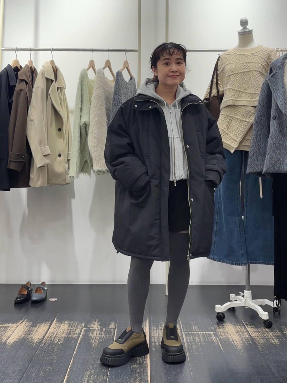 ブラック系のダウンジャケット/コート、ブラック系のダウンジャケット/コート、グレー系のパーカーを着用したレディースの冬コーディネートの5枚目の写真