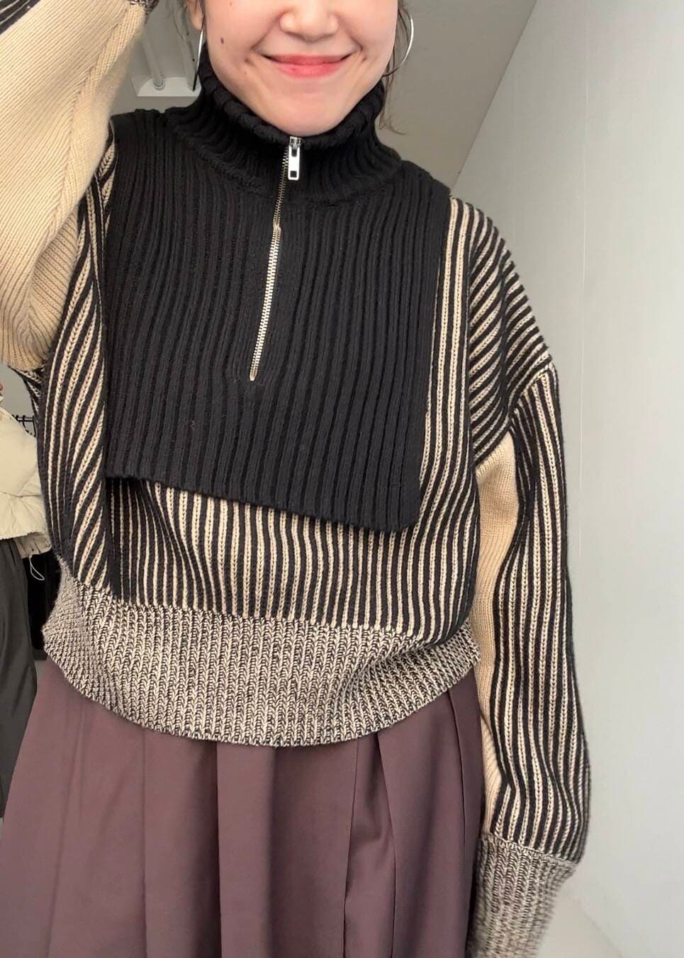 ブラック系のニット/セーター、ブラウン系のその他パンツを着用したレディースの秋コーディネートの2枚目の写真