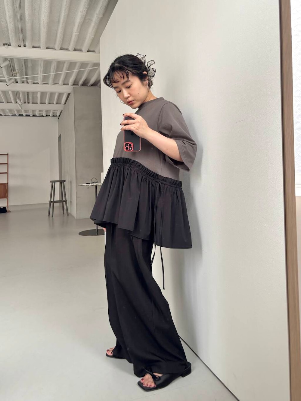 「シャツ、ワイドパンツ、カジュアル、モノトーン、サンダル、KBF、低身長、ヘアバンド、ドッキング、tee、骨格ストレート、汗じみ防止、初夏のお出かけコーデ、sip2412」｜「KBFのサテンリボンミュール（サンダル、ブラック系）」を使った、IMOKOさん（レディース・148cm）の夏コーディネートの2枚目の写真