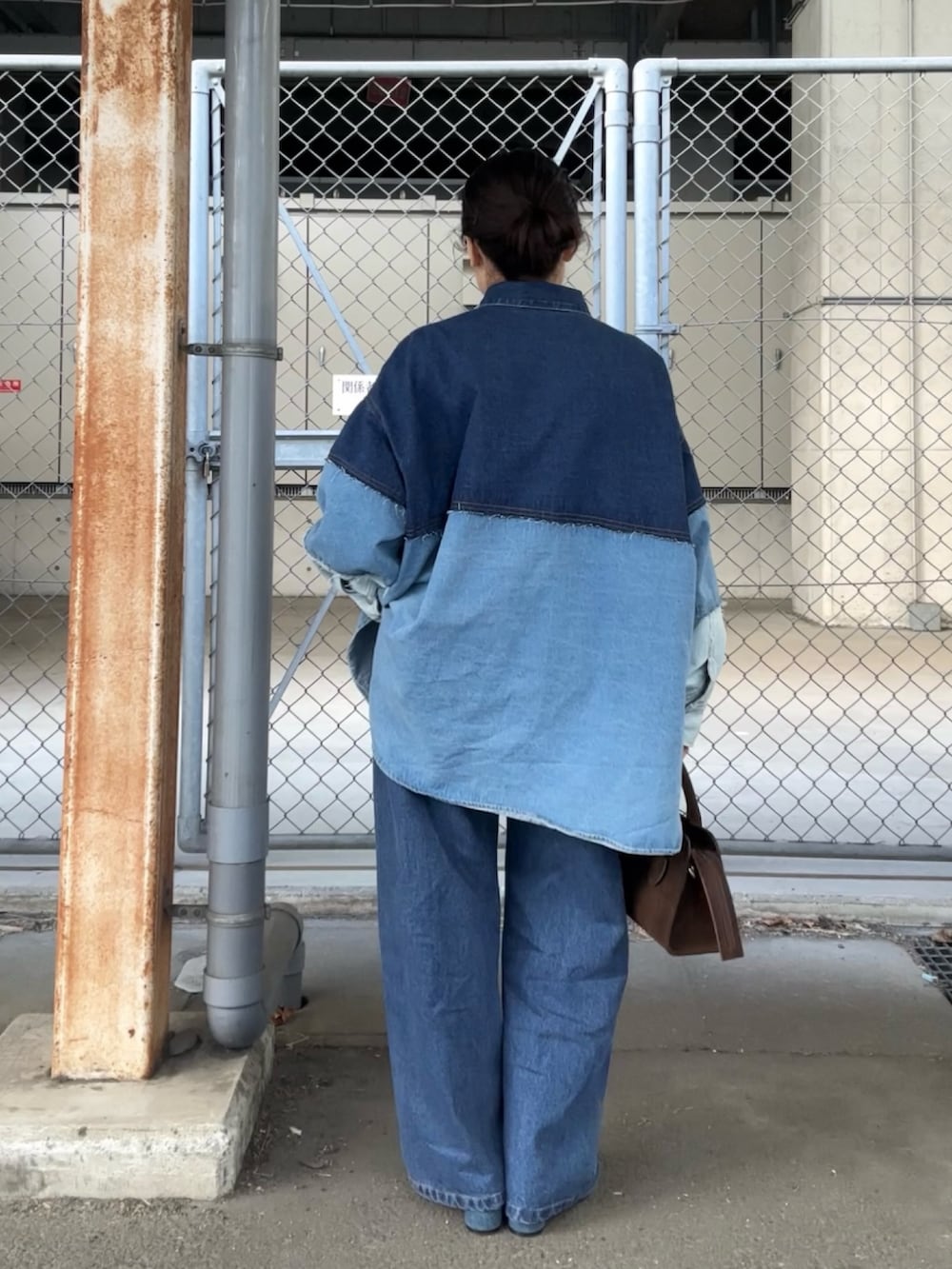 ブルー系のシャツ/ブラウス、ブルー系のデニムパンツ、ブルー系のサンダルを着用したレディースの冬コーディネートの2枚目の写真