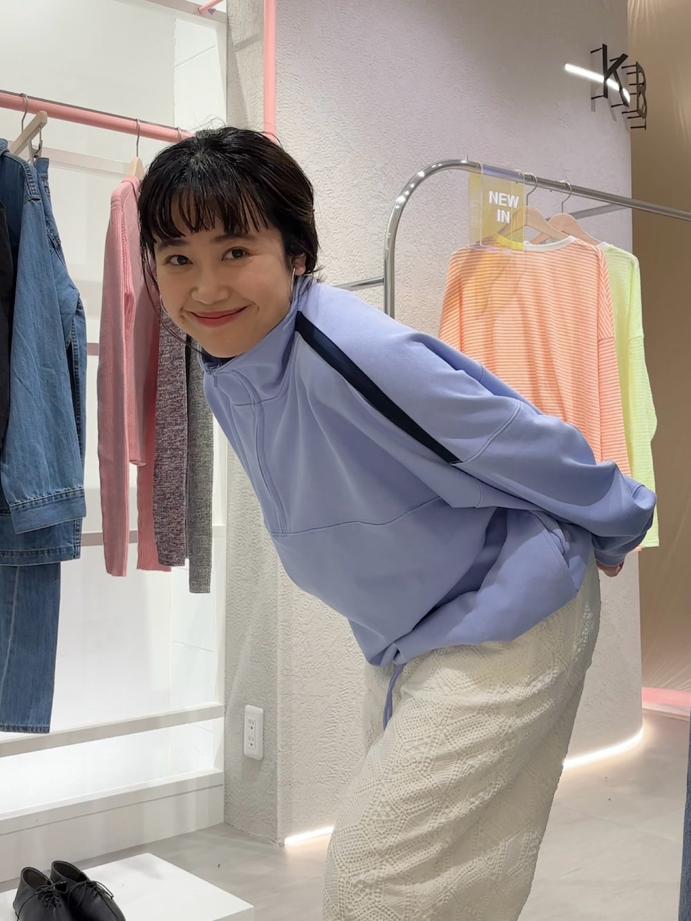 パープル系のTシャツ/カットソー、ブラック系のスニーカーを着用したレディースの春コーディネートの2枚目の写真