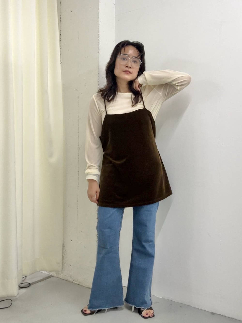 ブラウン系のTシャツ/カットソーを着用したレディースの夏コーディネートの2枚目の写真