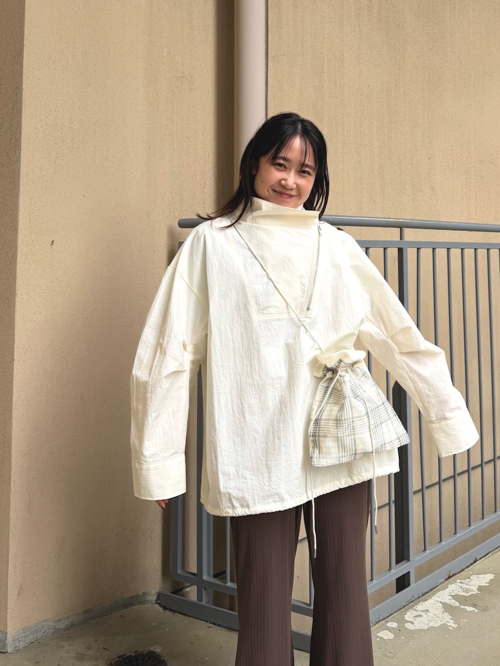 ホワイト系のその他アウター、ホワイト系のその他アウター、ブラウン系のその他パンツを着用したレディースの春コーディネートの3枚目の写真