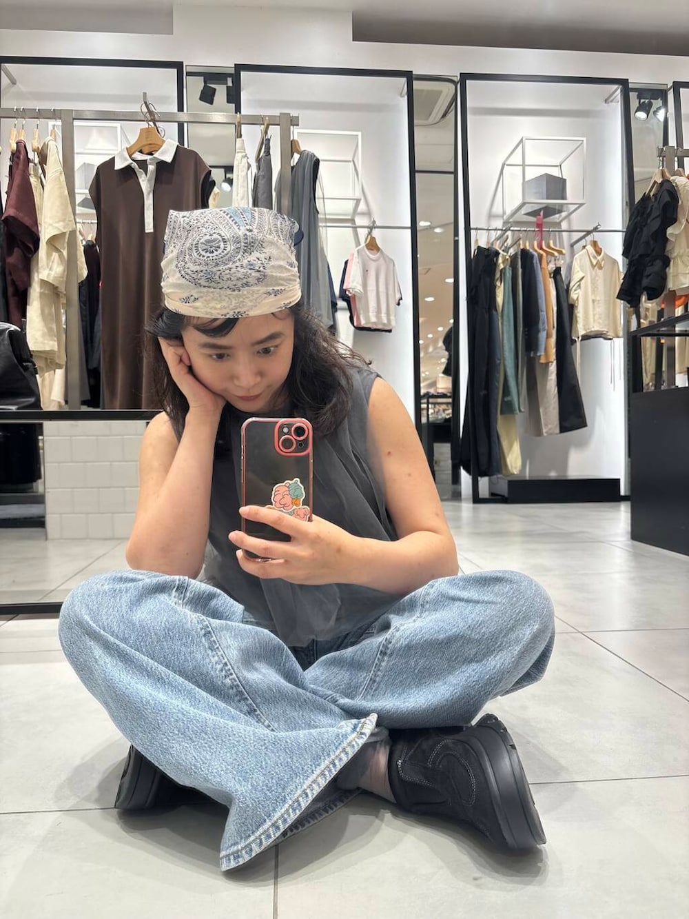 「ワイドパンツ、チュール、KBF、スリッポン、スカーフ、低身長、ノースリーブ、フレアパンツ、骨格ストレート、初夏のお出かけコーデ、sip2412、kbfで選ぶ夏」｜「SENSE OF PLACE by URBAN RESEARCHのチュールバルーントップ（Tシャツ/カットソー、グレー系）」を使った、IMOKOさん（レディース・148cm）の夏コーディネートの4枚目の写真