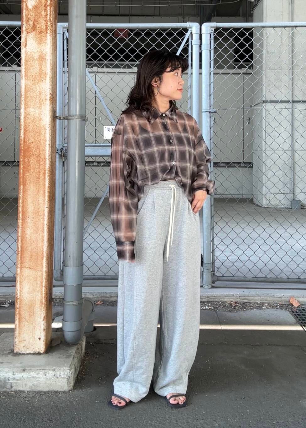 「チェック、パンプス、スウェット、KBF、レイヤード、パンツ、スリッポン、シアー、低身長、こなれ感、カーブパンツ、骨格ストレート、初夏のお出かけコーデ、sip2412、kbfで選ぶ夏」｜「KBFのカーブスウェットパンツ（その他パンツ、グレー系）」を使った、IMOKOさん（レディース・148cm）の夏コーディネートの4枚目の写真