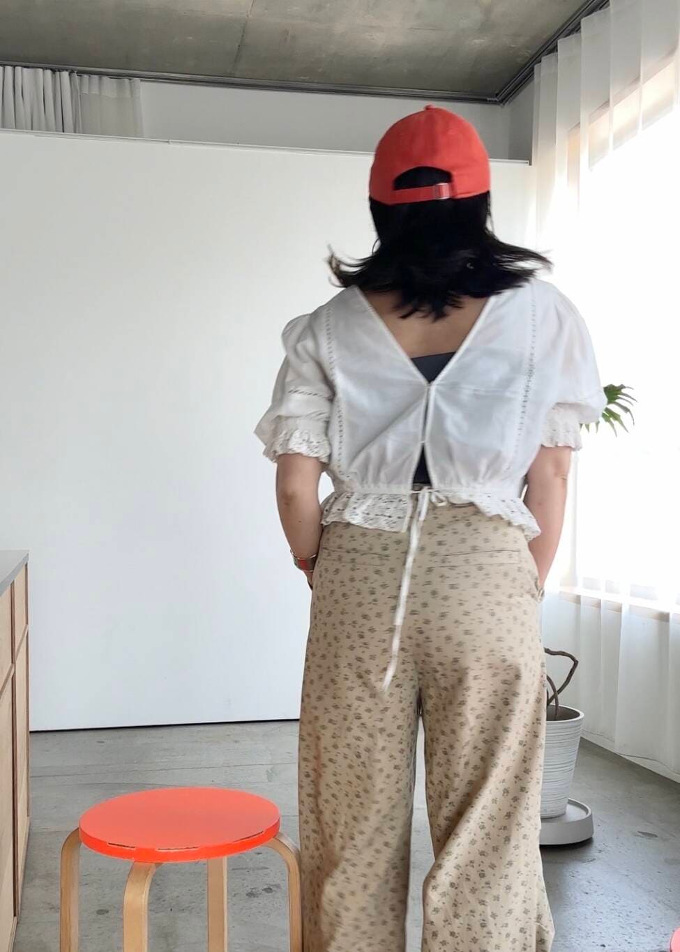 「ワイドパンツ、キャップ、KBF、低身長、クロップド丈、厚底サンダル、ボリューム袖、カラーコーデ、フリルブラウス、ドロストパンツ、春カラーコーデ、骨格ストレート、初夏のお出かけコーデ、ストレート×低身長、sip2412」｜「KBFの2WAYコンパクトレースブラウス（シャツ/ブラウス、ホワイト系）」を使った、IMOKOさん（レディース・148cm）の春コーディネートの4枚目の写真