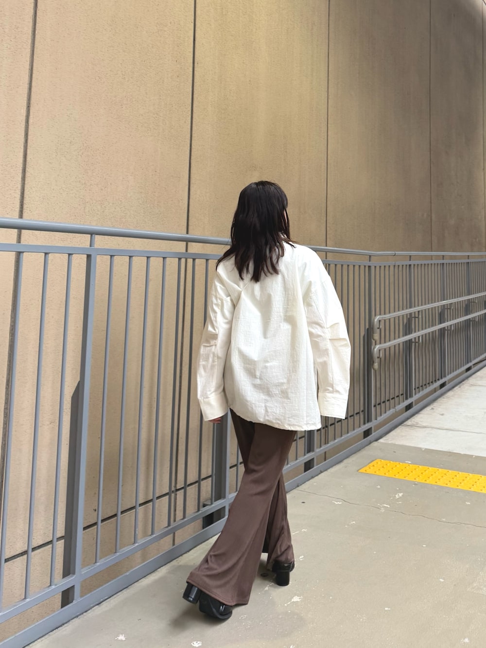 ホワイト系のその他アウター、ホワイト系のその他アウター、ブラウン系のその他パンツを着用したレディースの春コーディネートの4枚目の写真