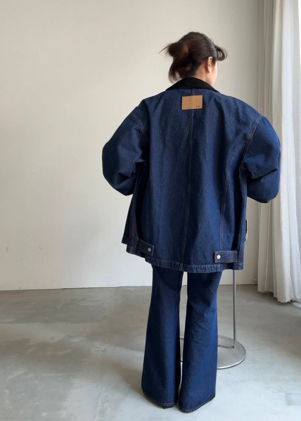 「デニム、セットアップ、Tシャツ、ブラック、KBF、スタンドカラー、シューズ、低身長、フレアパンツ、バイカラー、骨格ストレート、sip2412」｜「KBFの2WAYカラーデニムブルゾン（ブルゾン、ブルー系）」を使った、IMOKOさん（レディース・148cm）の夏コーディネートの3枚目の写真