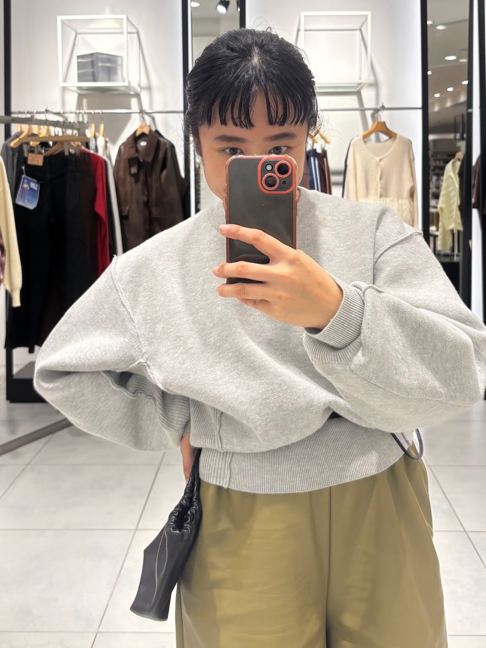 ブラック系のショルダーバッグ、グリーン系のその他パンツ、グレー系のニット/セーターを着用したレディースの秋コーディネートの2枚目の写真