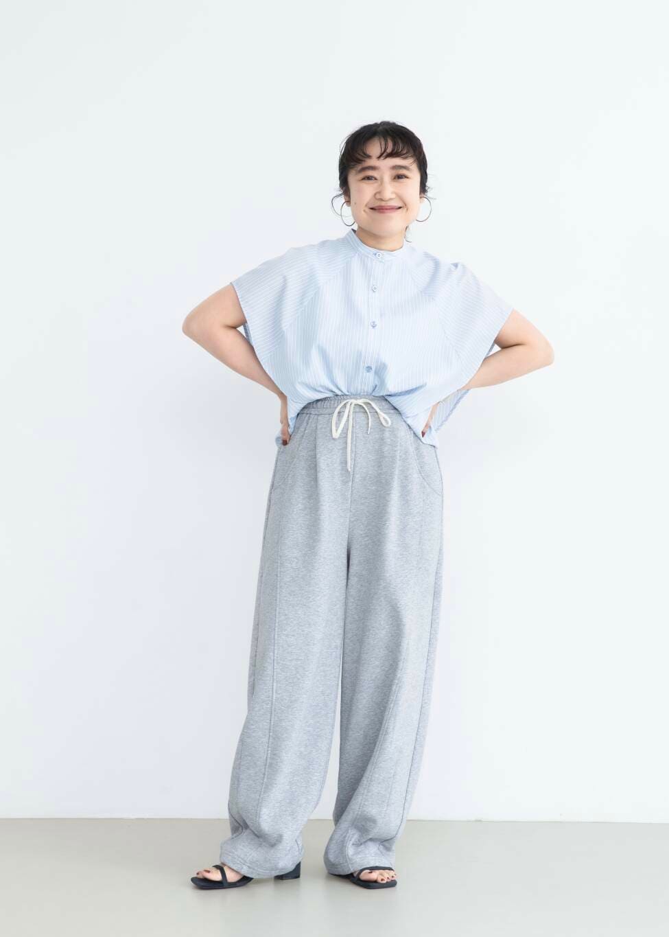 「シャツ、カジュアル、スウェット、サンダル、KBF、ストライプ、低身長、ストラップ、スウェットパンツ、骨格ストレート、初夏のお出かけコーデ、スリムストラップサンダル、sip2412、kbfで選ぶ夏」｜「KBFのカーブスウェットパンツ（その他パンツ、グレー系）」を使った、IMOKOさん（レディース・148cm）の夏コーディネートの2枚目の写真