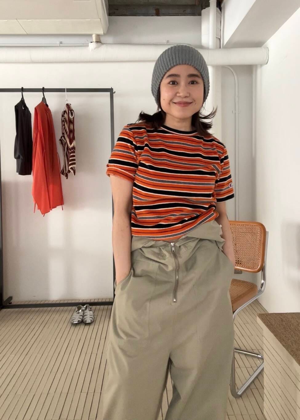 「Tシャツ、オーバーサイズ、ボーダー、KBF、オーバーオール、ニット帽、低身長、春コーデ、ショートパンツ、春スタイル、春カラーコーデ、骨格ストレート、春アウターコーデ、ストレート×低身長、sip2412」｜「KBFのフロントZIPジャンプスーツ（サロペット/オーバーオール、グリーン系）」を使った、IMOKOさん（レディース・148cm）の春コーディネートの3枚目の写真