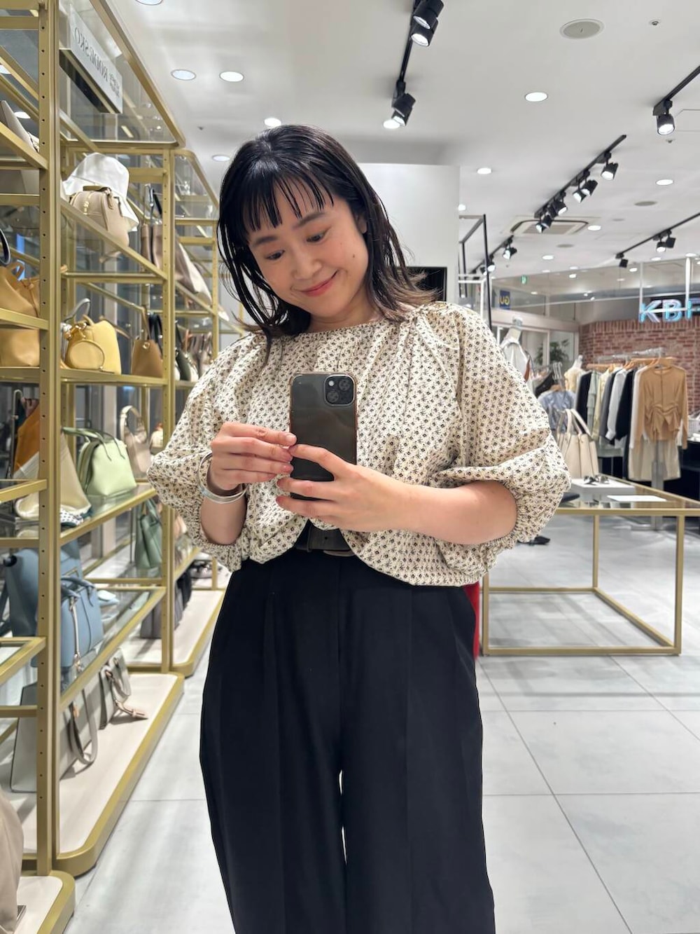 「ワイドパンツ、ブラウス、KBF、低身長、春コーデ、厚底、フラワー、春スタイル、春カラーコーデ、骨格ストレート、ストレート×低身長、sip2412、ブラウスが主役の春コーデ、kbfで選ぶ春」｜「KBFのプラットフォームファーサンダル（サンダル、ブルー系）」を使った、IMOKOさん（レディース・148cm）の春コーディネートの3枚目の写真