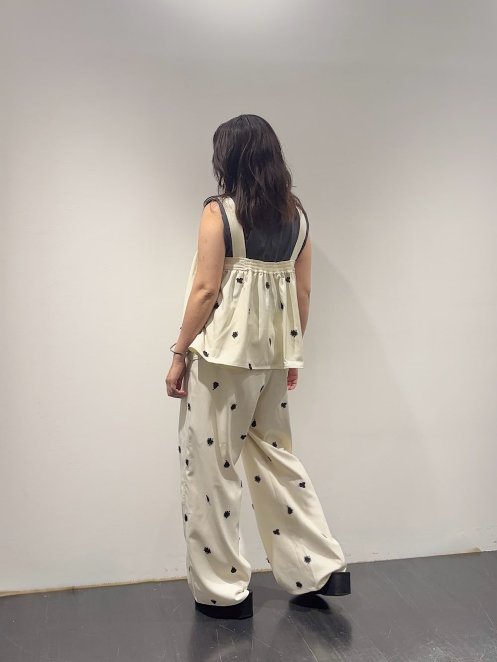 ホワイト系のシャツ/ブラウス、グレー系のタンクトップ、ホワイト系のその他パンツを着用したレディースの夏コーディネートの3枚目の写真