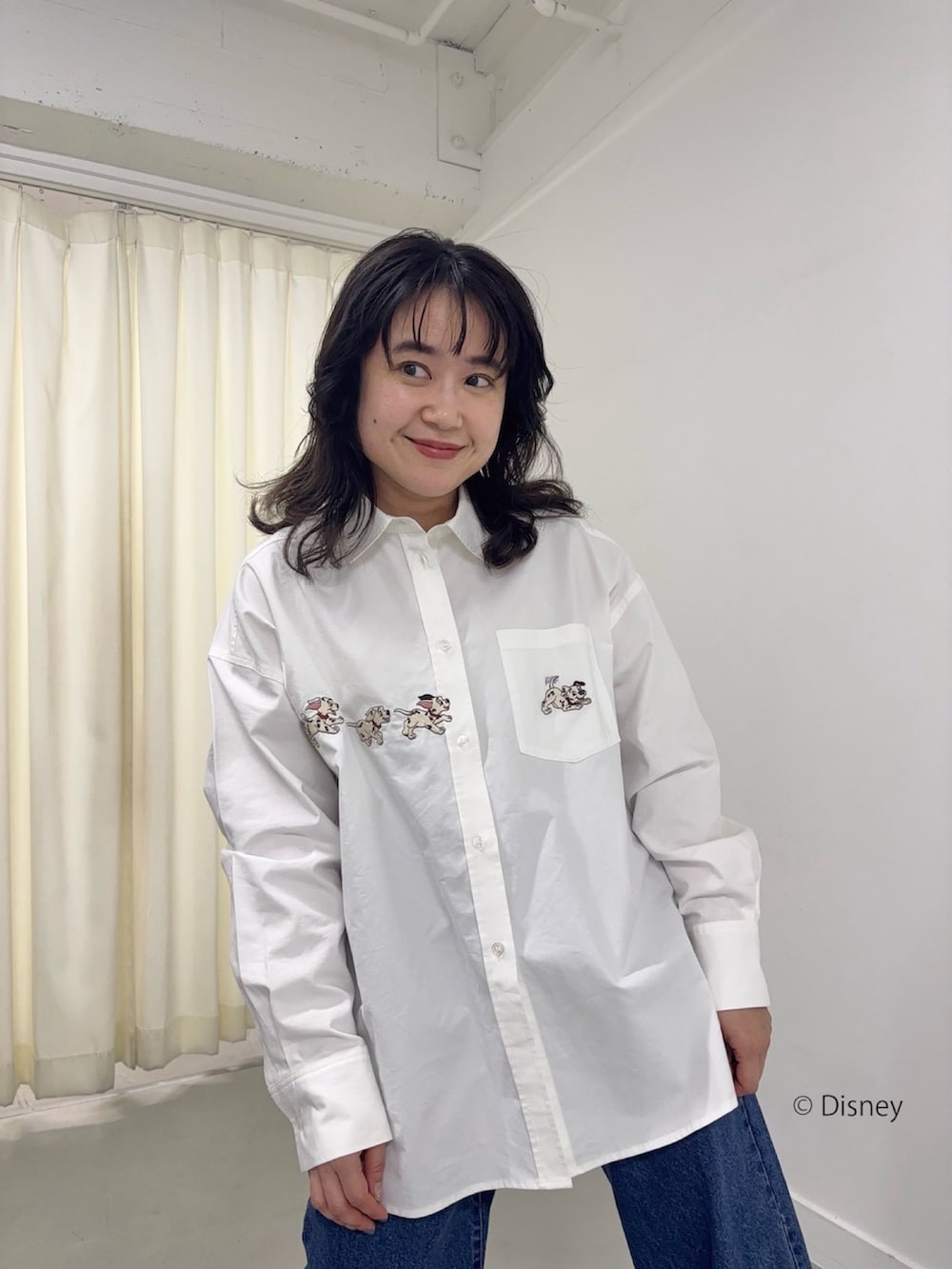 ホワイト系のシャツ/ブラウス、ブルー系のデニムパンツ、ブルー系のデニムパンツを着用したレディースの冬コーディネートの4枚目の写真