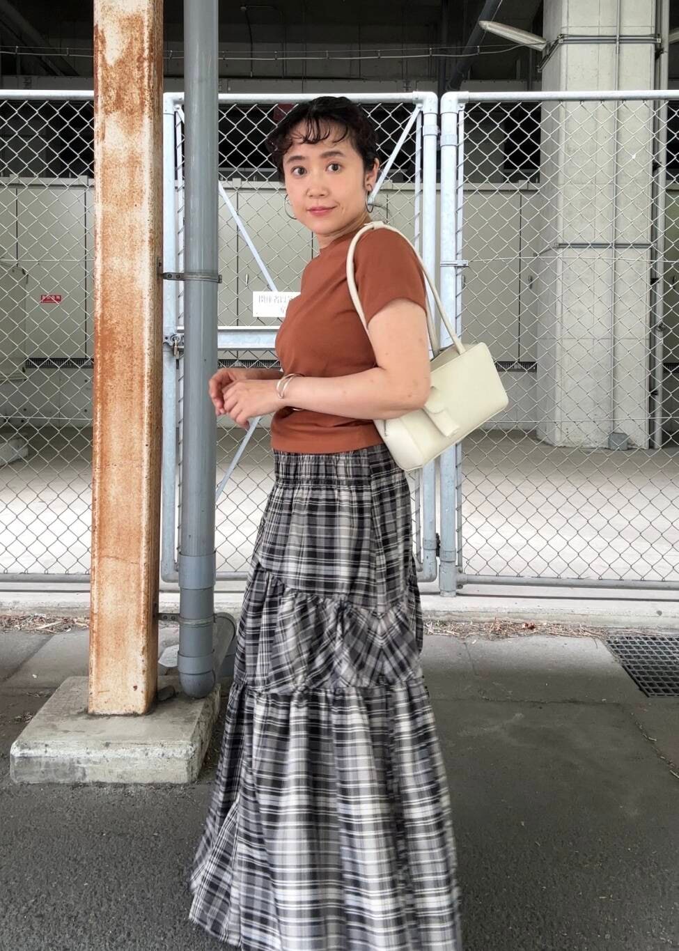 「シャツ、スニーカー、カジュアル、Tシャツ、ロングスカート、スカート、ブラウン、KBF、チェックスカート、低身長、無地t、骨格ストレート、初夏のお出かけコーデ、ストレート×低身長、sip2412」｜「KBFのリップケース付きショルダーBAG（ショルダーバッグ、ホワイト系）」を使った、IMOKOさん（レディース・148cm）の夏コーディネートの2枚目の写真