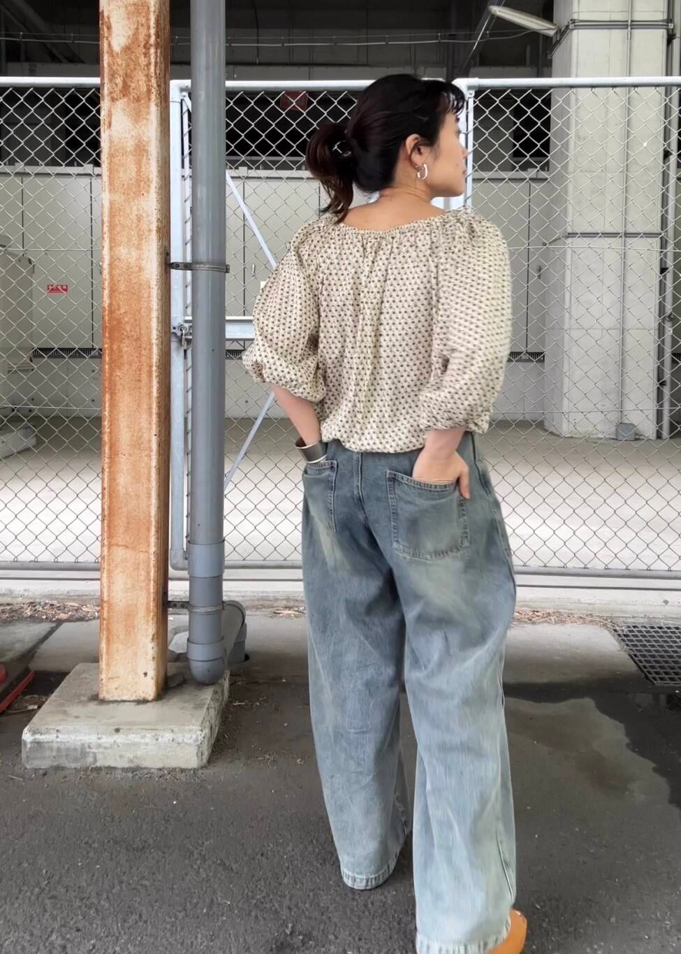 「シャツ、デニム、Tシャツ、花柄、サンダル、ブラウス、KBF、低身長、ボリューム袖、骨格ストレート、ショルダーバック、初夏のお出かけコーデ、ストレート×低身長、sip2412、トレンドシャツ」｜「KBFの『2サイズ展開』ドローストリングデニム（デニムパンツ、ブルー系）」を使った、IMOKOさん（レディース・148cm）の春コーディネートの3枚目の写真