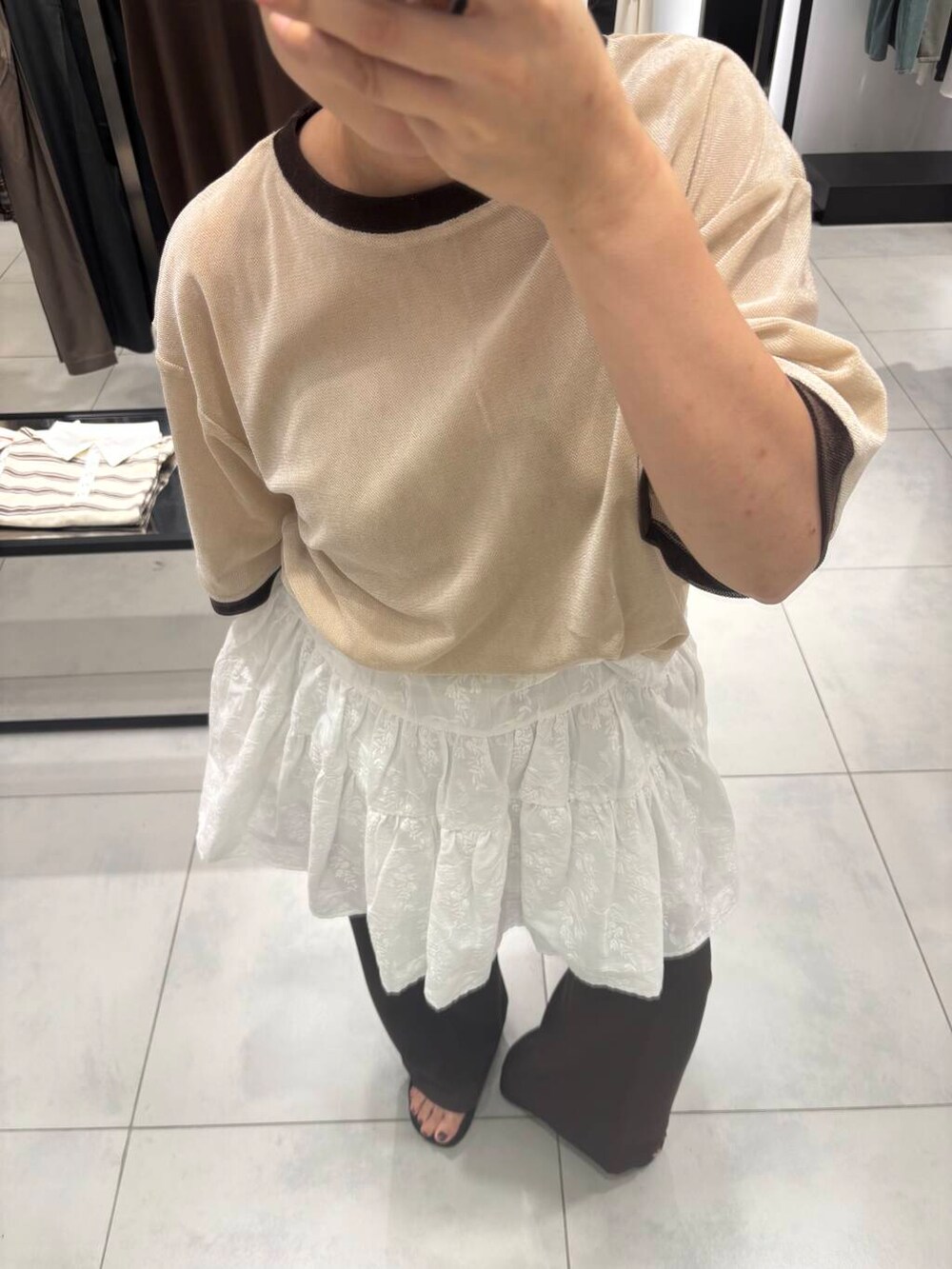 ブラウン系のその他パンツ、ベージュ系のTシャツ/カットソーを着用したレディースの夏コーディネートの2枚目の写真
