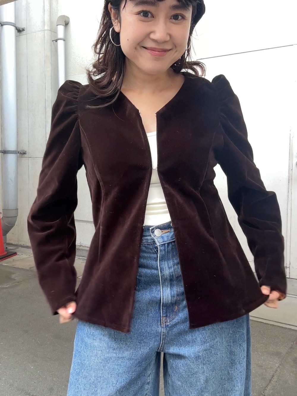 ブラウン系のシャツ/ブラウス、ブルー系のデニムパンツ、ホワイト系のキャミソールを着用したレディースの冬コーディネートの4枚目の写真