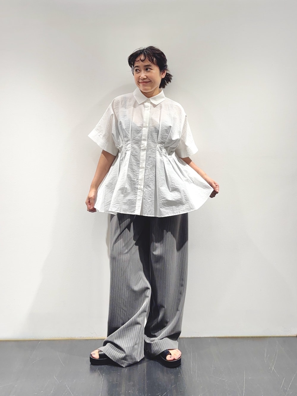 ホワイト系のシャツ/ブラウス、ホワイト系のシャツ/ブラウス、グレー系のその他パンツを着用したレディースの夏コーディネートの2枚目の写真