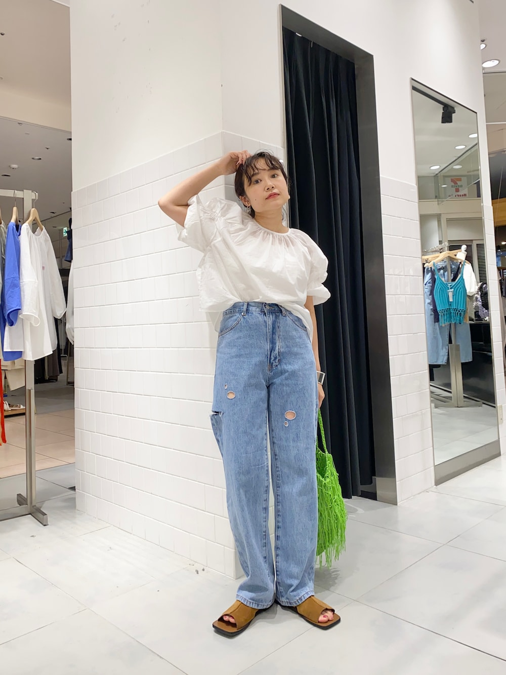 ベージュ系のシャツ/ブラウス、ブルー系のデニムパンツ、イエロー系のサンダルを着用したレディースの夏コーディネートの2枚目の写真