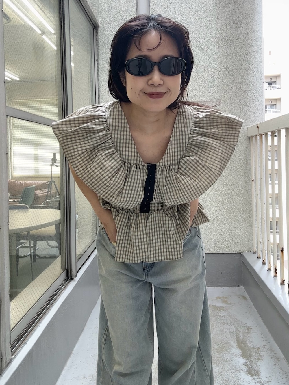 ベージュ系のシャツ/ブラウス、ベージュ系のシャツ/ブラウス、ブルー系のデニムパンツを着用したレディースの春コーディネートの2枚目の写真
