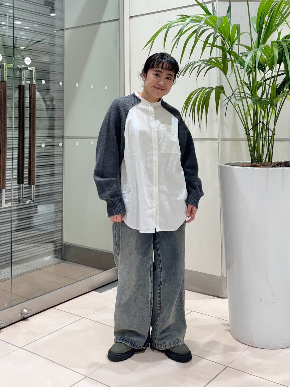 ホワイト系のその他アウター、ホワイト系のその他アウター、ブルー系のデニムパンツを着用したレディースの秋コーディネートの2枚目の写真