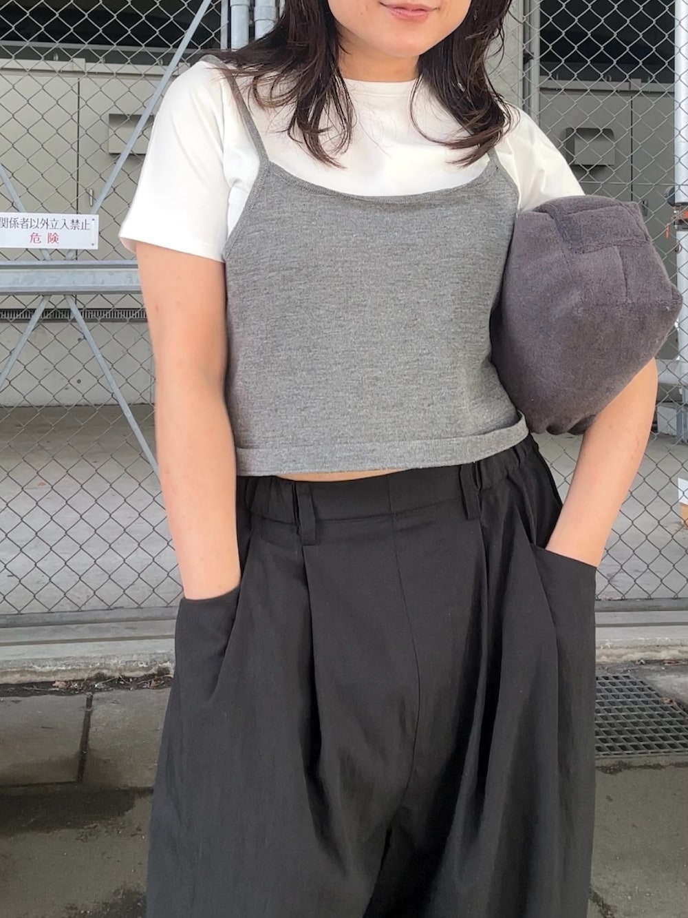 ホワイト系のTシャツ/カットソー、イエロー系のその他パンツ、グレー系のカーディガン/ボレロを着用したレディースの夏コーディネートの3枚目の写真