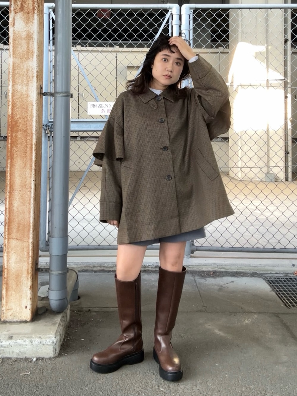 ブラウン系のその他アウター、ブラウン系のその他アウター、ブラウン系のブーツを着用したレディースの秋コーディネートの2枚目の写真